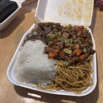 Wok & Grill - Combination plate (steamed rice, chow mein, kung pao chicken, jalepeno beef) - Hawaiian Near Me - Chino, California Wok & Grill - Combination plate (steamed rice, chow mein, kung pao chicken, jalepeno beef) - Hawaiian Near Me - Chino, California