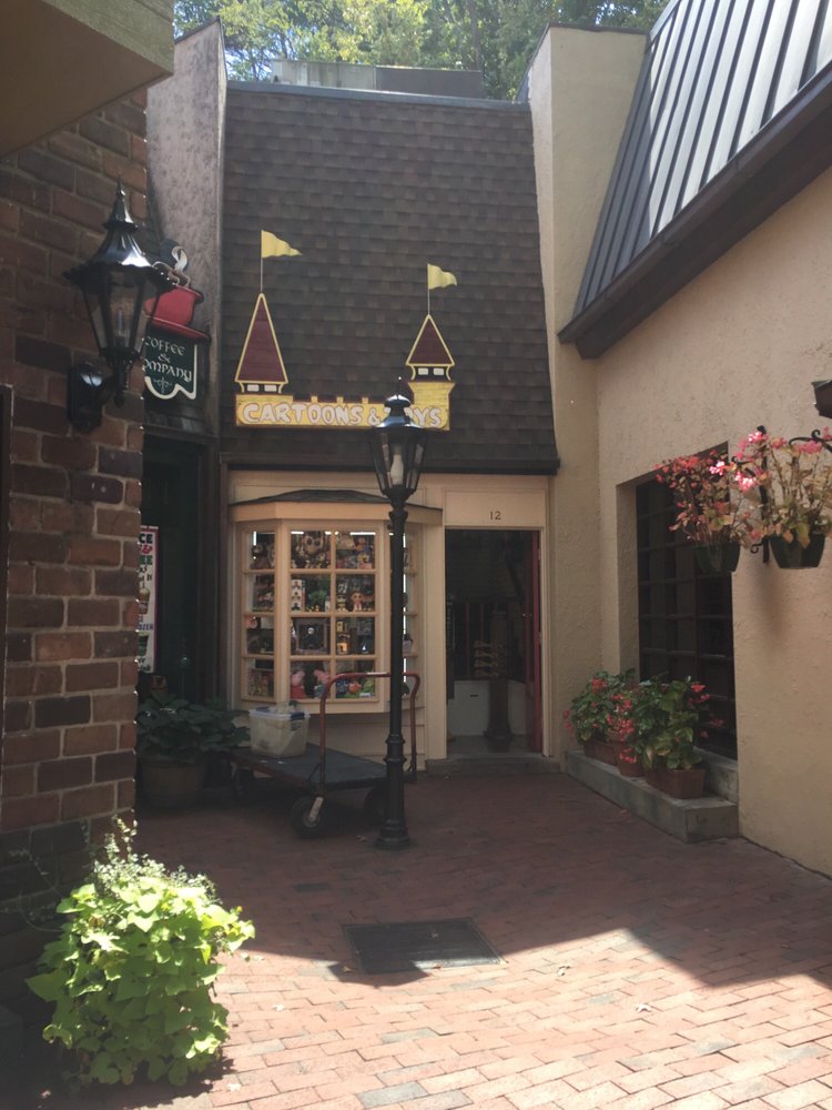 CARTOONS & TOYS Updated August 2024 634 Pkwy, Gatlinburg, Tennessee
