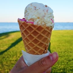 Charlottenlund Fort - Is med hindbær sorbet og nougat is