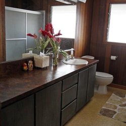 Execuitive size bathroom in the Family Studio conveniently located in Hilotown by Prince Kuhio Mall.