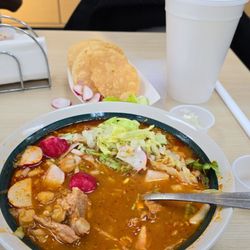 La Pasadita - Pozole con una agua de piña.