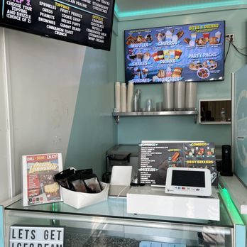 Cravings Ice Cream - front counter - Ice Cream & Frozen Yogurt Near Me - Bellflower, California