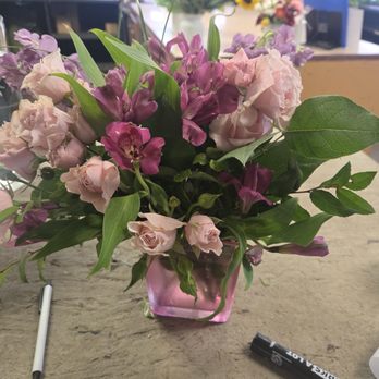 Williams Flower & Gift - A flower bouquet in a pink vase. - Florists Near Me - Olympia, Washington Williams Flower & Gift - A flower bouquet in a pink vase. - Florists Near Me - Olympia, Washington