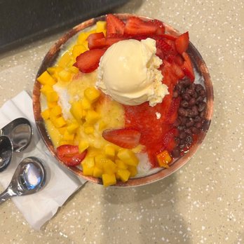 Meet Fresh - Top view of strawberry mango large shaved ice. Soooo good! (Seasonal) - Bubble Tea Near Me - Westminster, California Meet Fresh - Top view of strawberry mango large shaved ice. Soooo good! (Seasonal) - Bubble Tea Near Me - Westminster, California