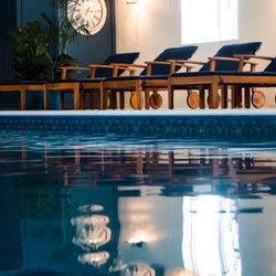 Twin Ponds Lodge - Pool side