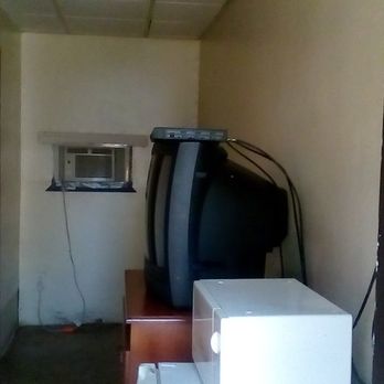 City Motel - Air Conditioner, Left door is entrance to bathroom. - Hotels Near Me - Avenel, New Jersey City Motel - Air Conditioner, Left door is entrance to bathroom. - Hotels Near Me - Avenel, New Jersey