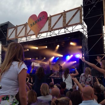 Damaris - Kensington: 'Als je lichter bent dan je buurman ga dan op de schouders van iemand zitten!' - Festivals Near Me - Amsterdam, New Hampshire