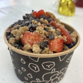 honeygrow - Cheesecake fruit honeybar with added chocolate chips - Salad Near Me - Mentor, Ohio