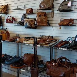 U S Leather Works - A nice selection of bags and small pieces of luggage