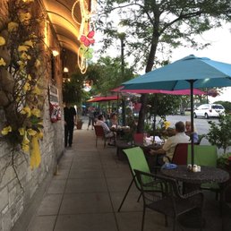 Adorable sidewalk dining! Adorable sidewalk dining!