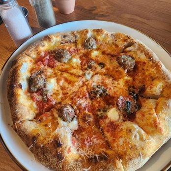 Centro Cali Brewing - Cali pizza - Breweries Near Me - Bakersfield, California