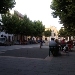 Plaça dels Arbres - La plaza con las mesas de las terrazas de los bares.