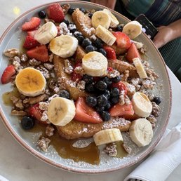 French toast with bananas and strawberries