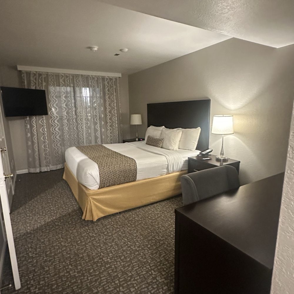 Chase Suite Hotel - Kind size bedroom - Hotels Near Me - Newark, California