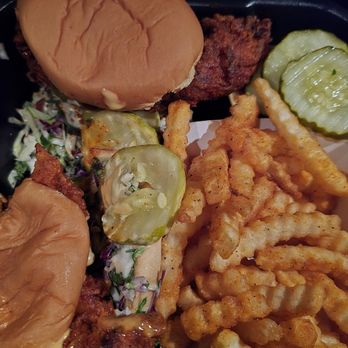 Dave's Hot Chicken - 2 sliders with fries - Chicken Shop Near Me - Des Peres, Missouri