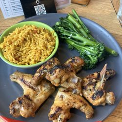 Nando's - 5 chicken wings, broccoli, and rice