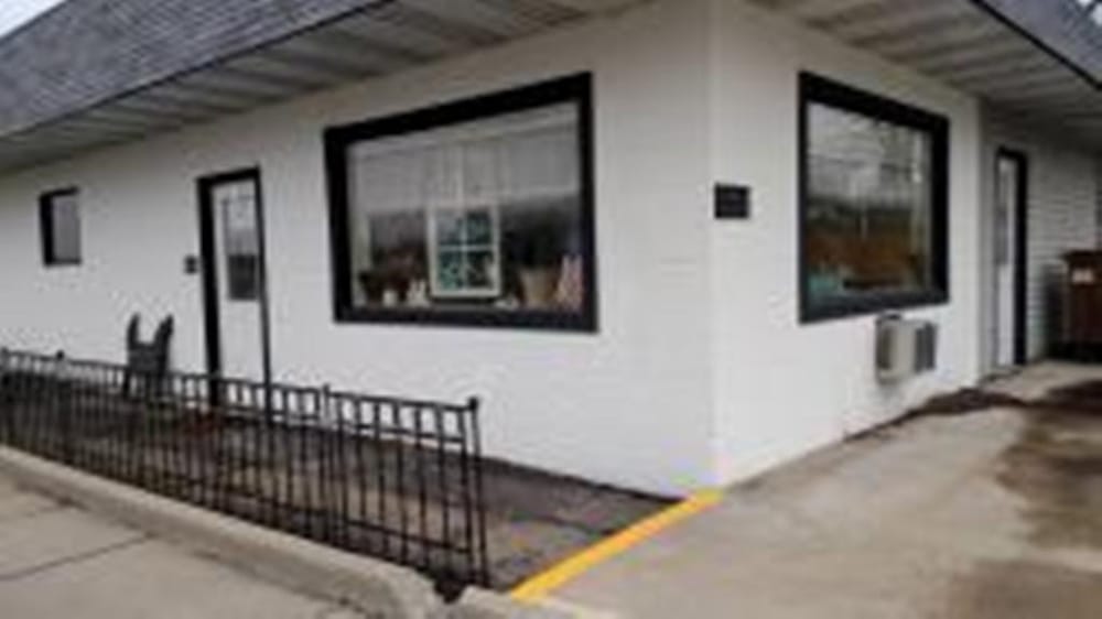 OFF THE LEASH Updated June 2024 101 E Springfield Rd, Arcola