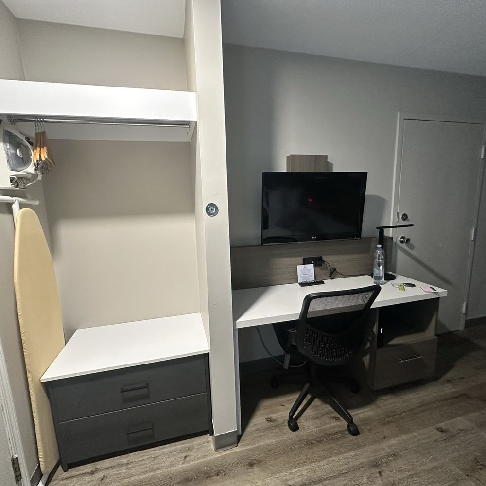Days Inn by Wyndham - Hotels Near Me - Kelowna, British Columbia