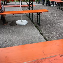 Turmbaude am Rennsteig - DDR Terrasse mit geschlossenen Schirmen. Sitzkissen für Bierbänke
