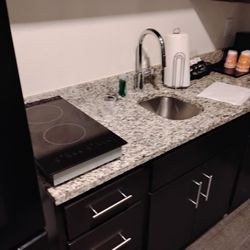 Mainstay Suites Logan Ohio-Hocking Hills - Well-stalked kitchenette with a stove top and a full-sized fridge/freezer