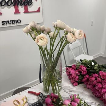 The Bloomee Flower Studio - Florists Near Me - Elmwood Park, Illinois The Bloomee Flower Studio - Florists Near Me - Elmwood Park, Illinois