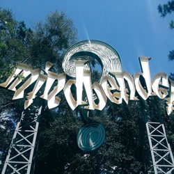 Riddler MindBender - Entry signage. Since being added to the Gotham City section of the park, it's taken on a "Riddler"-like persona.