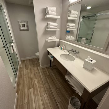 Hampton Inn & Suites Seattle/Redmond - Bathroom - Hotels Near Me - Redmond, Washington Hampton Inn & Suites Seattle/Redmond - Bathroom - Hotels Near Me - Redmond, Washington