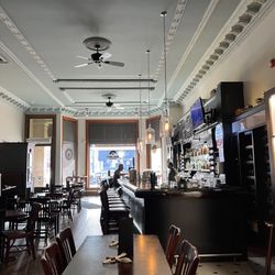 The Vault Restaurant & Cocktail Lounge - Bar, lul btwn lunch and dinner