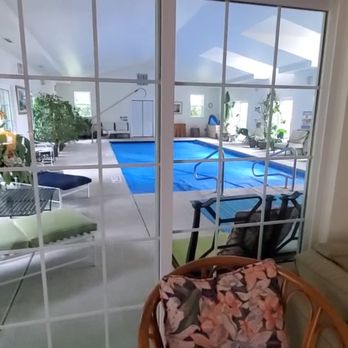 Ye Olde Manor House - Heated pool. - Bed & Breakfast Near Me - Elkhorn, Wisconsin