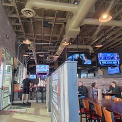 Brixx Craft House - Lively interior