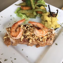 Los Arrecifes - Filete de robalo en mojo de ajo..yo lo pedí sin grasa..