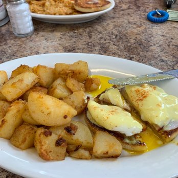 Norwood Town Square Diner - Single eggs Benedict with home fries - Diners Near Me - Norwood, Massachusetts Norwood Town Square Diner - Single eggs Benedict with home fries - Diners Near Me - Norwood, Massachusetts