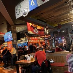 Guy Fieri's Dive & Taco Joint - Dining room