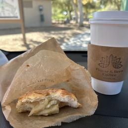 Almond cross & apple caramel latte