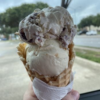 Tongue In Cheek Ice Cream - Blueberry Cheesecake and Banana Pudding - Ice Cream & Frozen Yogurt Near Me - Richardson, Texas