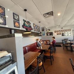 Wooglin's Deli & Cafe - Ambience