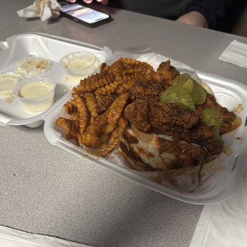 Red's Hot Chicken - Hot chicken plate - Southern Near Me - Nashville, Tennessee Red's Hot Chicken - Hot chicken plate - Southern Near Me - Nashville, Tennessee