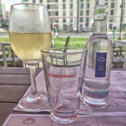 MoschMosch - Hauswein - Grauburgunder (5,75 €), Staatl. Fachingen Wasser medium (klein 2,95 €/groß 5,95 €)