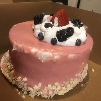 Raley's - Terrible cake display - Grocery Near Me - Roseville, California