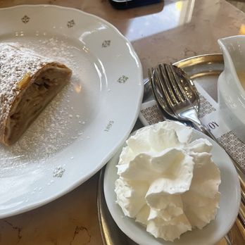Café Savoy - Apple strudel with magical vanilla cream sauce - Cafes Near Me - Prague, Puerto Rico