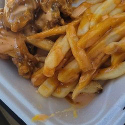 Uncle App's - 5 wings and fries with 14k and Cajun ranch sauce