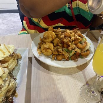 Honeybear Cafe - Cajun Shrimp Po'Boy Sandwich - Breakfast & Brunch Near Me - Chicago, Illinois