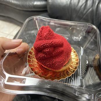 Fendu Boulangerie - Santa cheesecake - Bakeries Near Me - Honolulu, Hawaii
