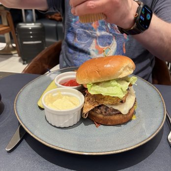 United Polaris Lounge - Polaris burger with egg and bacon - Airport Lounges Near Me - Chicago, Illinois United Polaris Lounge - Polaris burger with egg and bacon - Airport Lounges Near Me - Chicago, Illinois