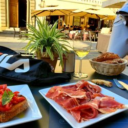 Il Botteghino - Tomato on bread, plate of prosciutto