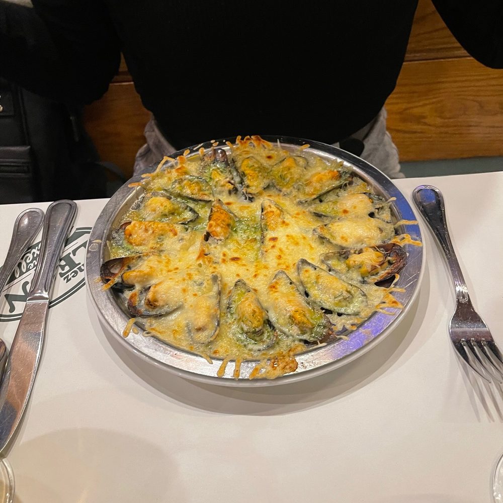 Chez Léon - Garlic and cheese mussels - Belgian Near Me - Brussels, BRU Chez Léon - Garlic and cheese mussels - Belgian Near Me - Brussels, BRU