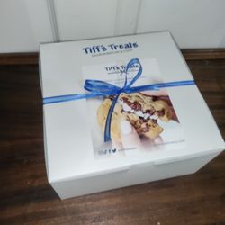 Tiff's Treats - My delectable Surprise (Chocolate chip and Snickerdoodles to be precise) showed up about 5-minutes ago.!!