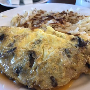 Maple & Hash - Mushroom, onion and cheddar omelette - Breakfast & Brunch Near Me - Hampshire, Illinois