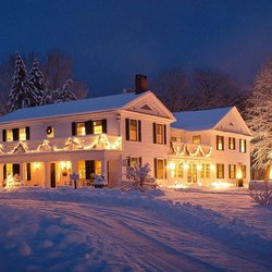 Dorset Union Store - Beautiful old home in a wintery snow and Christmas lights