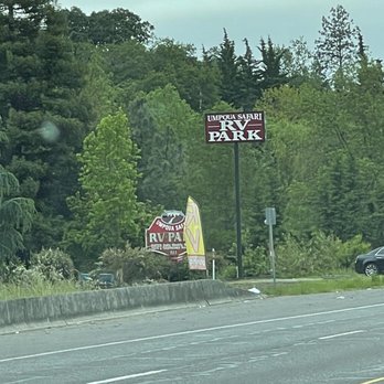 Umpqua Safari Rv Park - Signs from the road - RV Parks Near Me - Winston, Oregon Umpqua Safari Rv Park - Signs from the road - RV Parks Near Me - Winston, Oregon